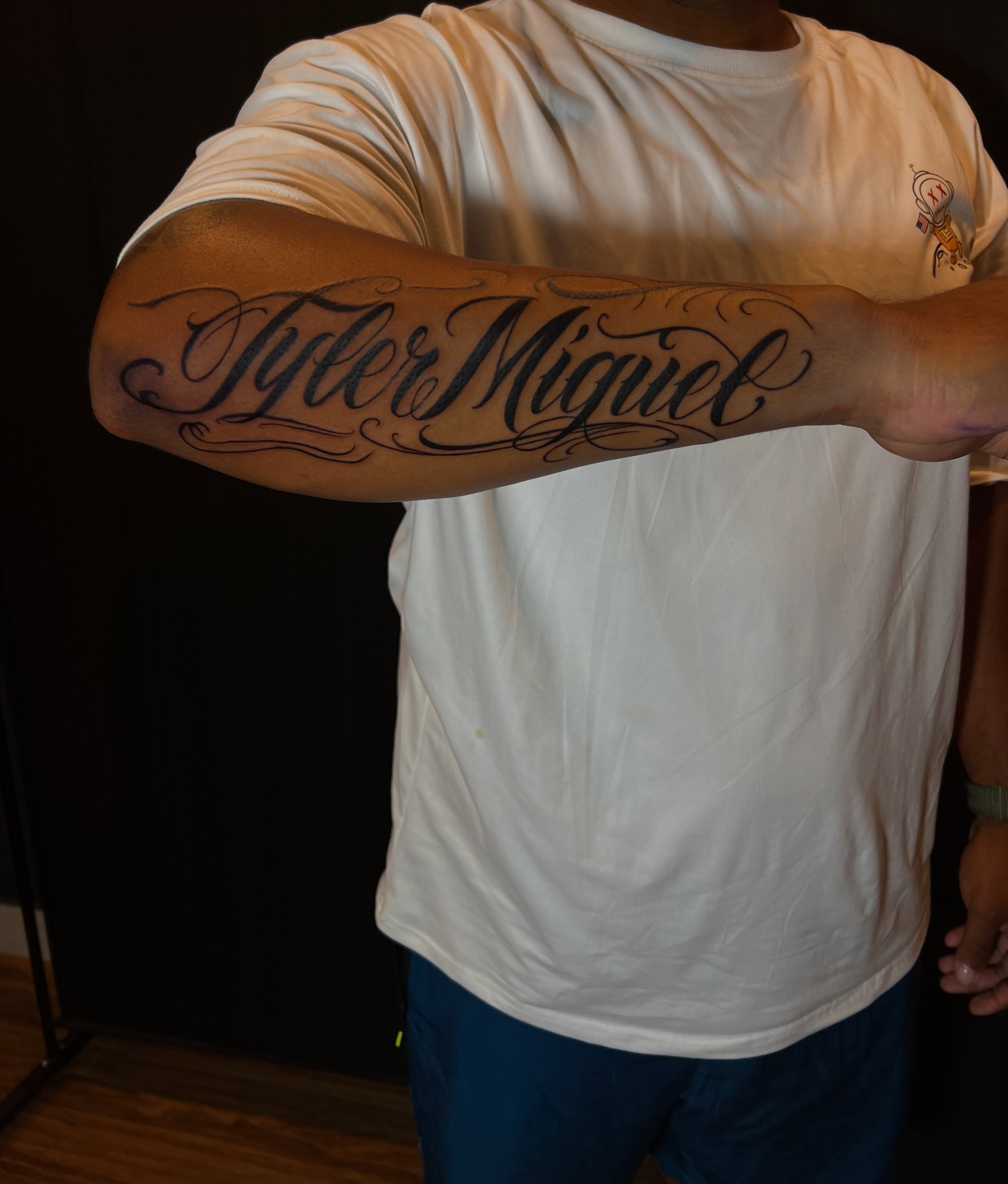 Lettering en el antebrazo, trabajo de Jeffry Tatto