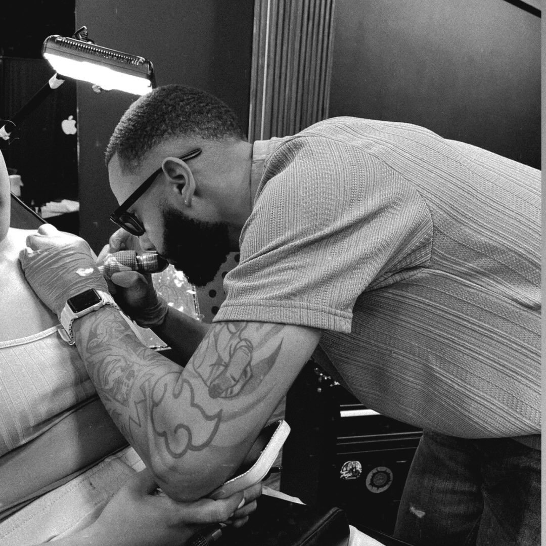 Jeffry Tatto trabajando en el estudio
